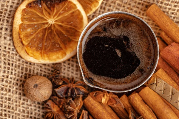 Turk de cobre brilhante com café fabricado em mesa de madeira marrom — Fotografia de Stock