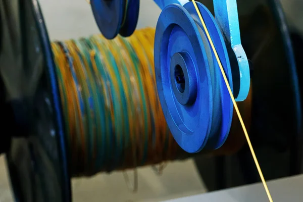 Výroba měděných drátů, kabelů v rolích v továrně. Kabelovka. — Stock fotografie