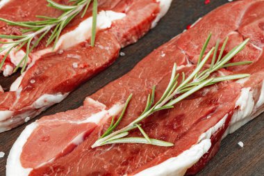 Tahtada otlu çiğ et bifteği.