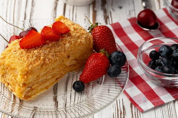 Piece of russian honey cake medovik served with berries — Stock Photo, Image