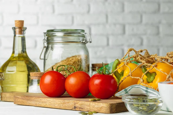 Kirsebærtomater og paprika på kjøkkenbordet – stockfoto