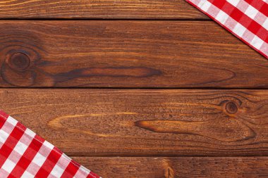 Tahta masadaki kareli masa örtüsü. yaratıcı fotoğraf.