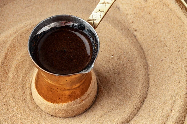 Prozess der Kaffeezubereitung in der Türkei in Cezve auf Sand — Stockfoto