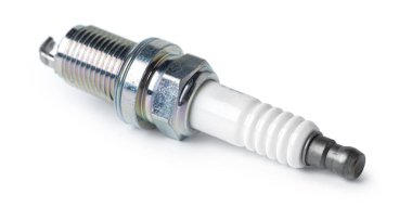 Araba parçası. Beyaz üzerine izole edilmiş bujiler.