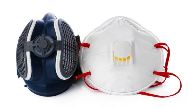 Tıbbi solunum maskeleri beyaz arkaplanda izole edildi