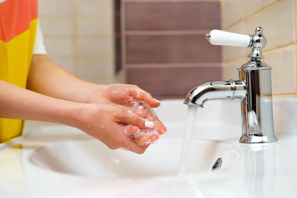 Frau wäscht sich die Hände mit Seife aus nächster Nähe — Stockfoto