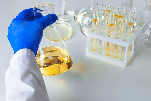 Zbliżenie rąk naukowca pracującego z próbkami laboratoryjnymi — Zdjęcie stockowe