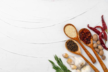 Kırmızı biber ve diğer baharatlar beyaz desenli arka plan, üst görünüm