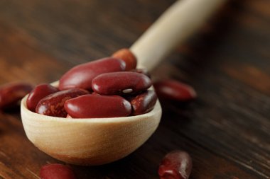 Mutfak masasındaki kaşıkta pişmemiş fasulye yığını.