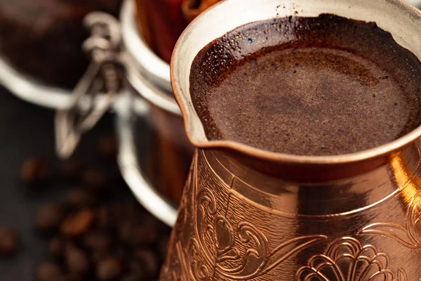 コーヒー豆と暗い表面にターク — ストック写真