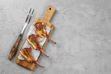 Tahtada servis edilen ızgara kuzu pirzolası.