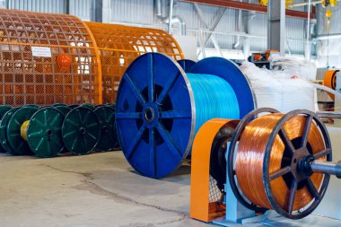 Yeni elektrik kablosu üreten fabrikanın içinde. Kablo üretimi.