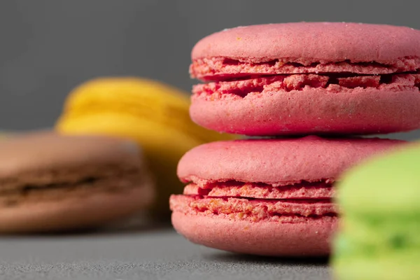 Biscoitos de macaroon coloridos na superfície cinza de perto — Fotografia de Stock