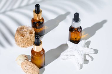 Yaratıcı gölgeli beyaz arka planda cilt ürünleri konteynerleri