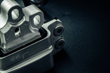 Siyah arkaplanda metal araba motoru yedek parçası