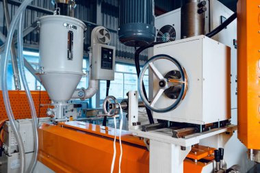 Yeni elektrik kablosu üreten fabrikanın içinde. Kablo üretimi.