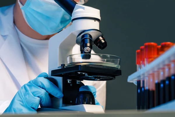 Photo rapprochée d'une femme scientifique travaillant au microscope — Photo