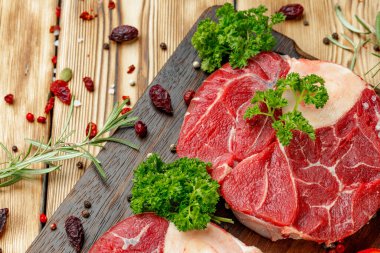 Baharatlı ızgara için çiğ et dilimi.