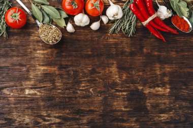 Kaşık içinde baharatlar koyu ahşap arka plan görünümünde