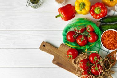 Beyaz ahşap arka planda taze taze sebzelerin üst görüntüsü