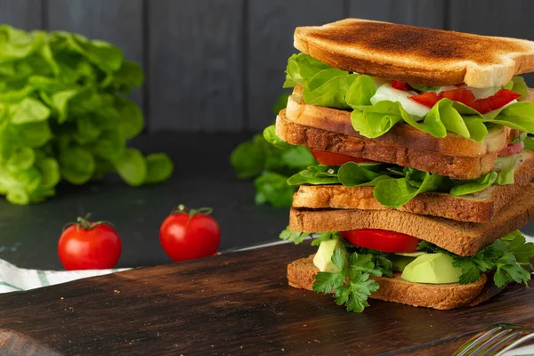 Gesundes Sandwich mit Gemüse auf dunklem Holzgrund — Stockfoto