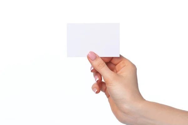 Kvinnlig hand med tomt vitt visitkort isolerat på vitt — Stockfoto