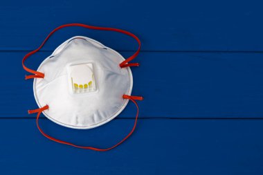 Virüslere ve kirliliğe karşı korunmak için beyaz tıbbi maske