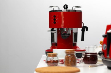 Mutfağı kapat. Aletler mutfak masasında.