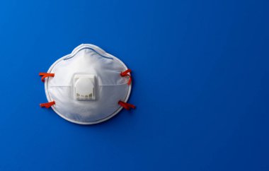 Virüslere ve kirliliğe karşı korunmak için beyaz tıbbi maske