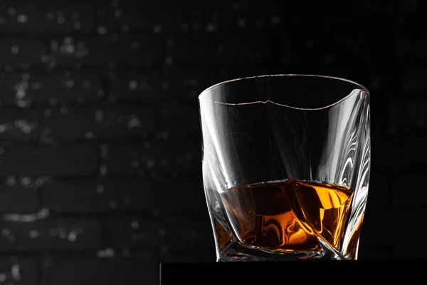 暗い黒のグランジの壁に対するウィスキーガラス — ストック写真