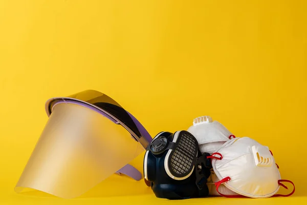 Escudo facial y mascarillas médicas. Protección contra el concepto de coronavirus — Foto de Stock