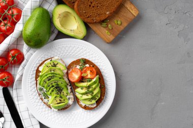 Kahvaltıda kızarmış avokado sandviçi.