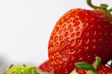 Yaprakları yakın kırmızı taze çilek