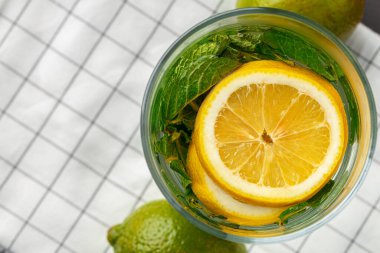 Bardakta mojito kokteyli, en iyi manzara.