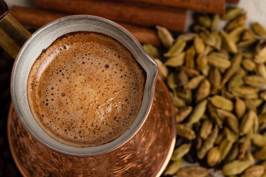 Bakır Türk köpüklü Türk kahvesi