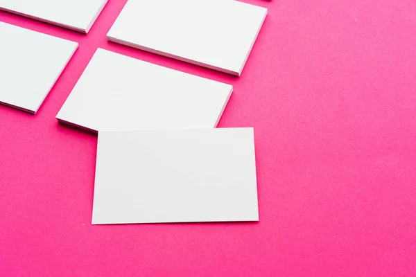 ピンクの背景にモックアップ。コピースペースのある名刺 — ストック写真