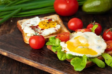 Kızarmış yumurtalı tost. Yakın plan.