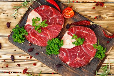 Baharatlı ızgara için çiğ et dilimi.