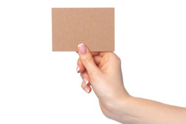 Kadın eliyle yazılmış kağıt kart beyaza izole edilmiş.