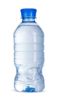 Beyaz üzerine izole edilmiş plastik içinde küçük bir şişe maden suyu.