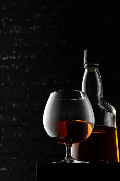Whisky sklo proti tmavě černé grunge zeď — Stock fotografie