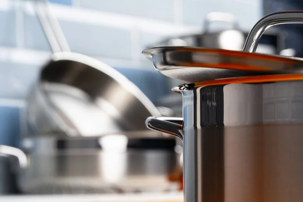 Conjunto de panelas de alumínio no balcão da cozinha — Fotografia de Stock