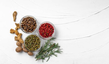 Beyaz dokulu arkaplanda farklı baharatların üst görünümü