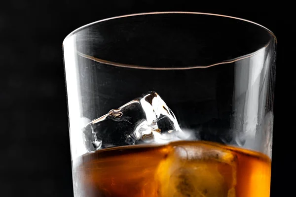 Whisky-Glas gegen dunkelschwarze Grunge-Wand — Stockfoto