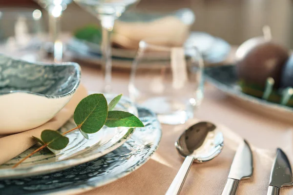 Beautiful elegant table setting with green stylish dishware and silver cutlery — Stock Photo, Image