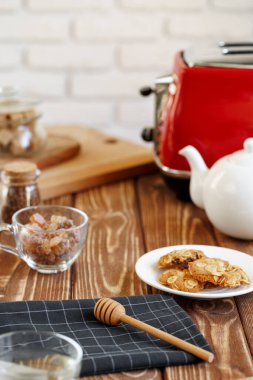 Seramik çaydanlık ve tost makinesi, mutfak masasını kapatın.