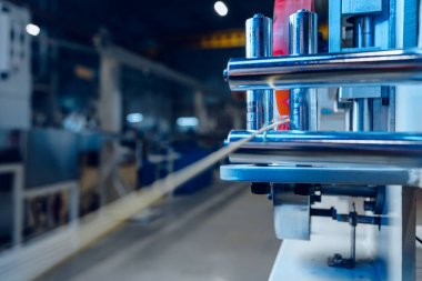Elektrik kabloları ve optik fiberler üreten modern bir fabrikanın içinde. .Kablo üretim makinesi parçası.