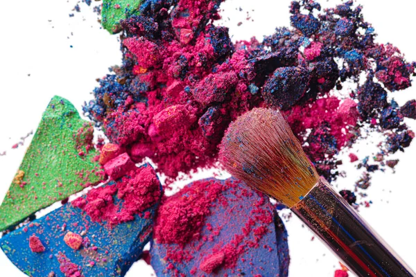 Rotto sparso mix di ombretti con pennello make-up — Foto Stock