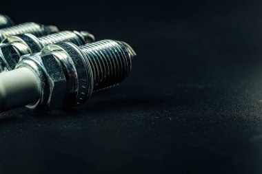 araba bujileri siyah arkaplanda yakın plan