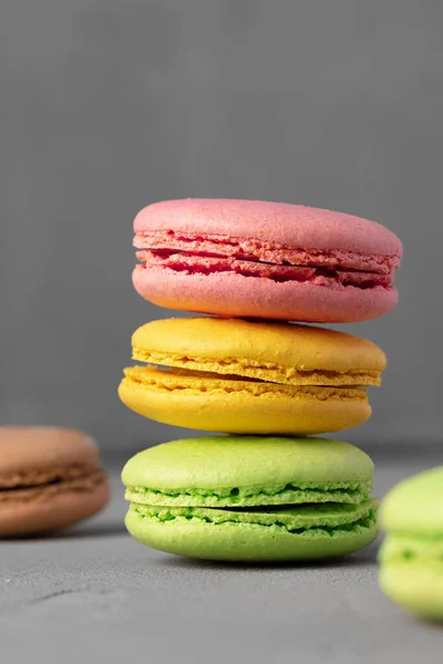 Biscoitos de macaroon coloridos na superfície cinza de perto — Fotografia de Stock